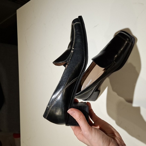 Women's Square-toe Sleek Black Leather Loafers with Contrast Stitching (US 7) - Picture 2 of 9